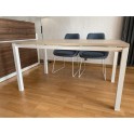 Mesa escritorio Metrik de Kesta con tablero en haya y estructura en blanco.