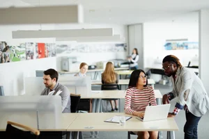 trabajo en grupo coworking en empresa